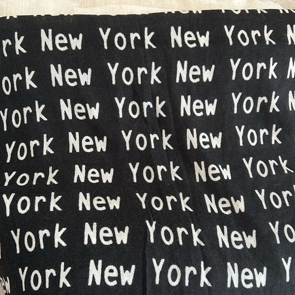 New York New York Wrap - Picture 2 of 5